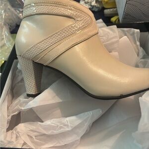 Karen Scott Cream Heeled Boots with Ankle Design